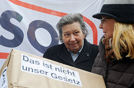 Ute Bock vor SOS-Mitmensch-Plakat
