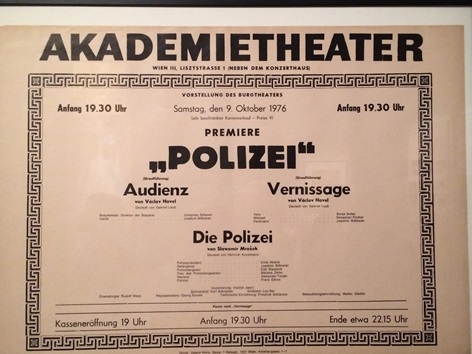 Ausstellung Theatermuseum - Plakat des Akademietheaters, Premiere von Václav Havel 1976