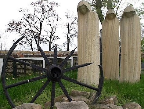 Denkmal für Opfer des Roma-Holocaust auf dem Friedhof in Mitrovice nahe des Schweinmast auf dem Gelände des früheren KZ in Lety