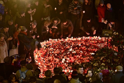 Lidé zapalují svíčky jako vzpomínku na listopadovou revoluci
