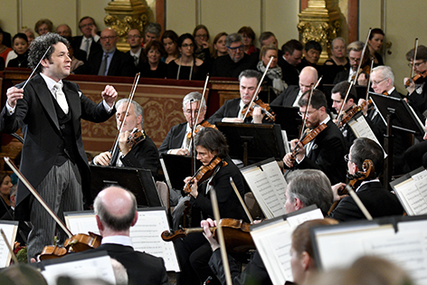 Dirigent Gustavo Dudamel (L) und die Wiener Philharmoniker am Freitag, 30. Dezember 2016 im Rahmen der Voraufführung des "Neujahrskonzerts 2017" im Wiener Musikverein