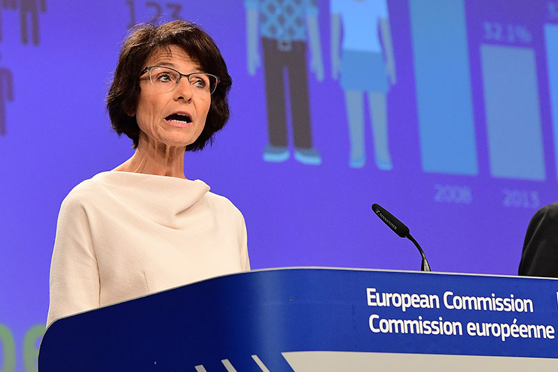 Marianne Thyssen EU Kommissarin am Redepult