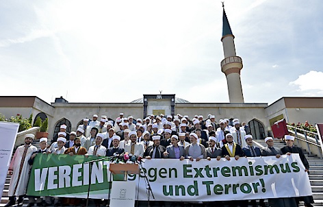 300 Imame der Islamischen Glaubensgemeinschaft in Österreich (IGGiÖ)  im Rahmen der Unterzeichnung einer Deklaration gegen Extremismus im Islamischen Zentrum in Wien