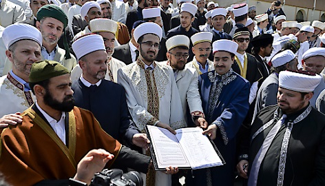 Ibrahim Olgun (M), Präsident der Islamischen Glaubensgemeinschaft in Österreich (IGGiÖ) und weitere 300 Imame im Rahmen der Unterzeichnung einer Deklaration gegen Extremismus  im Islamischen Zentrum in Wien