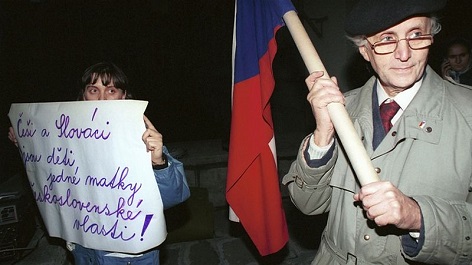Účastníci manifestace v listopadu 1992 na pražském Albertově požadují referendum k rozpadu Československa.