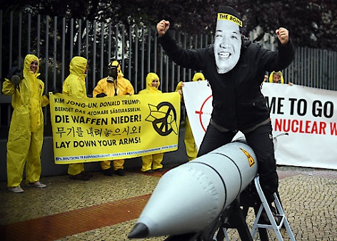 Aktivisten von ICAN protestieren am 13.9.2017 vor der nordkoreanischen Botschaft in Berlin, u.a. mit einer Maske des nordkoreanischen Machthabers Jong-un gegen den Konflikt zwischen Nordkorea und den USA
