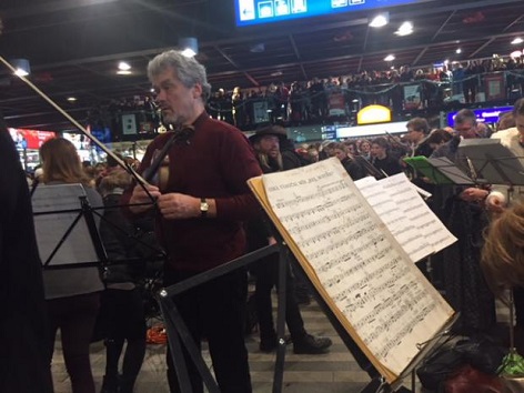 hudebníci v hale pražského hlavního vlakového nádraží a jejich nemalé publikum