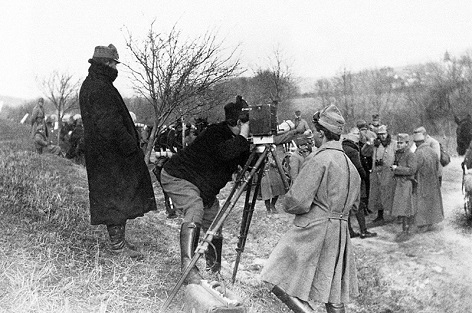 Alexander „Sascha“ Kolowrat-Krakowsky, Gründer der Sascha-Filmfabrik, an der Kamera bei Filmaufnahmen im Feld.
