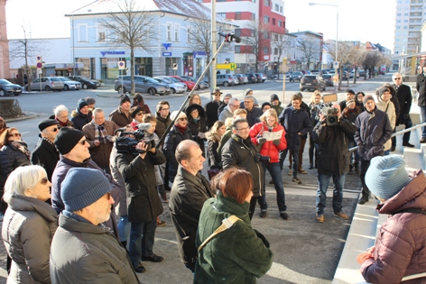 Besucher vor dem Rathaus in Oberwart