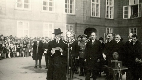 Prezident T. G. Masaryk hovoří ke školní mládeži při oslavách 10. výročí republiky 27.10.1928