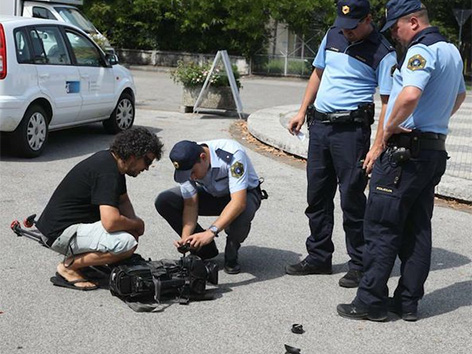 Napad Nova Gorica novinarka snemalna ekipa trg Evrope policija  avtomobil