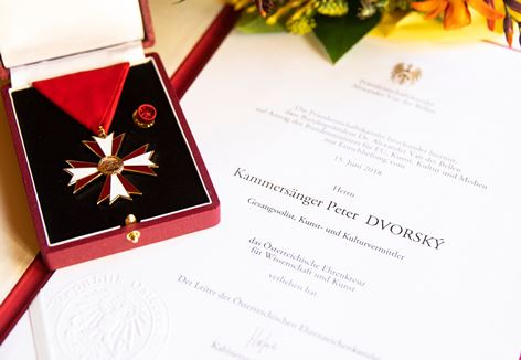 Das Österreichische Ehrenkreuz für Wissenschaft und Kunst an Peter Dvorský