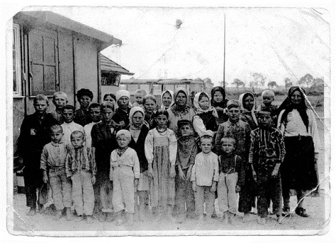 Kinder im Lager eines Motorenwerks bei München