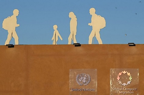 Silhouette von Migranten, eine Installation anlässlich der Internationalen Konferenz zum globalen Migrationspakt der UNO in der marokkanischen Stadt Marrakesch.