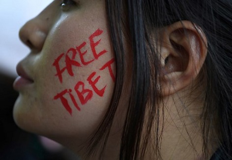 Protestierende im indischen Neu Delhi anlässlich des 60. Jahrestages des tibetischen Volksaufstandes